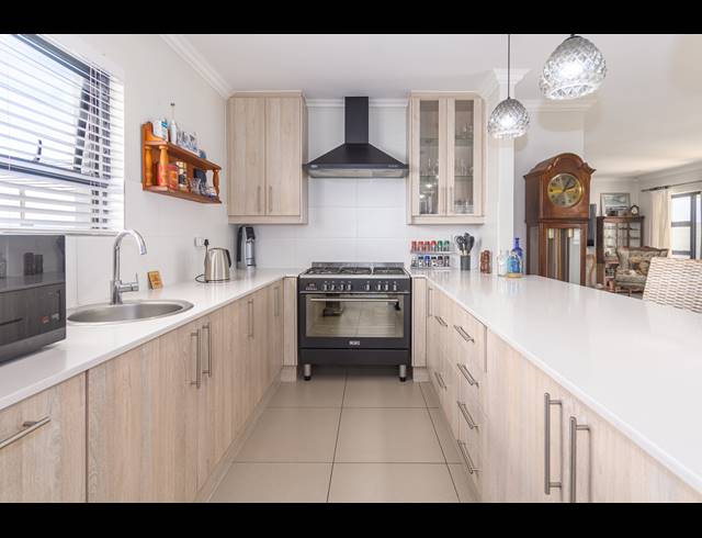 4 BEDROOM FREEHOLD FOR SALE IN SUNNINGDALE